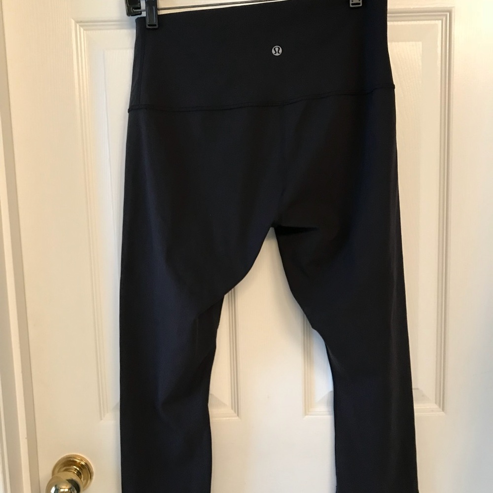 Lululemon black wunder under crops ; size 12